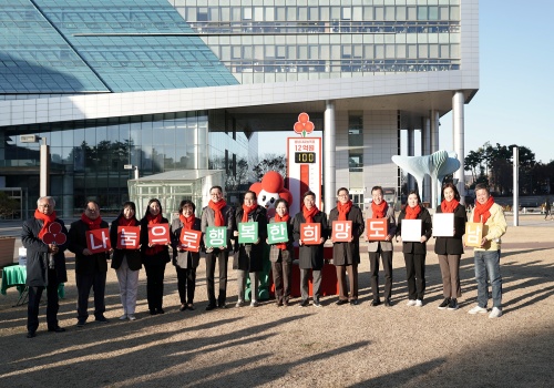 성남시는 어려운 이웃 돕기 위한 성금 모금 캠페인의 하나로 12월 5일 시청 광장에서 ‘사랑의 온도탑 제막식’을 했다.