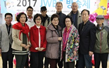 노인들이 함께 모여 목표를 가지고 완성한다는 것에 매력...”

 

중원노인종합복지관(관장 고상진, 이하 복지관)은 11월 9일 복지관 3층 대회의실에서 복지관 이용회원 및 지역 주민 80여 명이 참석한 가운데 제2회 JWBC(Jungwon Broadcasting Corporation) 방송제를 실시했습니다
