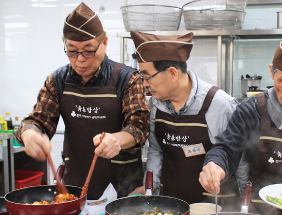 수정노인종합복지관은 올해에도 남성 독거 어르신을 위한 요리 교실 프로그램을 진행하고 있다.