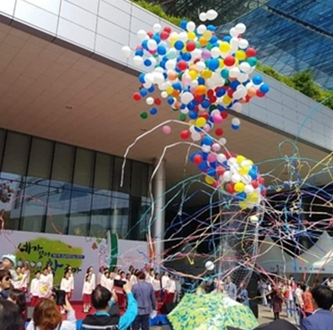 2019년 화창한 5월 5일 어린이날을 맞이하여 성남시청 광장에서는 ‘어린이날’ 노래 소리와 아이들의 함성이 울려 퍼졌다.