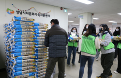 신구대학교 학생대표 20명과 학생처장은 고유명절 설을 맞이 하여 쌀 300포(1포당 10kg)를 후원해주셨습니다.
