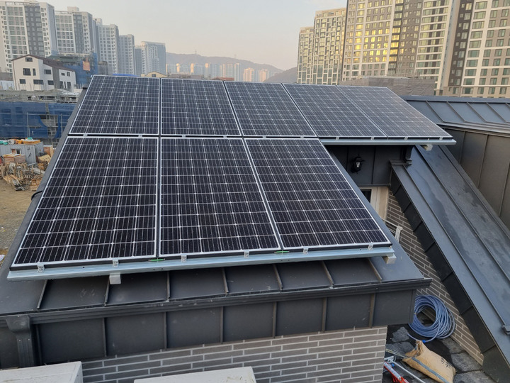 성남시는 올해 단독·공동주택 160가구에 태양광, 연료전지, 태양열, 지열 등의 발전설비 설치비 일부를 보조하는 사업을 편다.