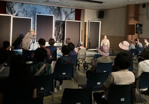 판교종합사회복지관에서는 만50세 이상 지역주민 어르신 대상으로 문화 예술 향유 기회 제공을 위한 '오거리사진관' 연극을 개최하였습니다.