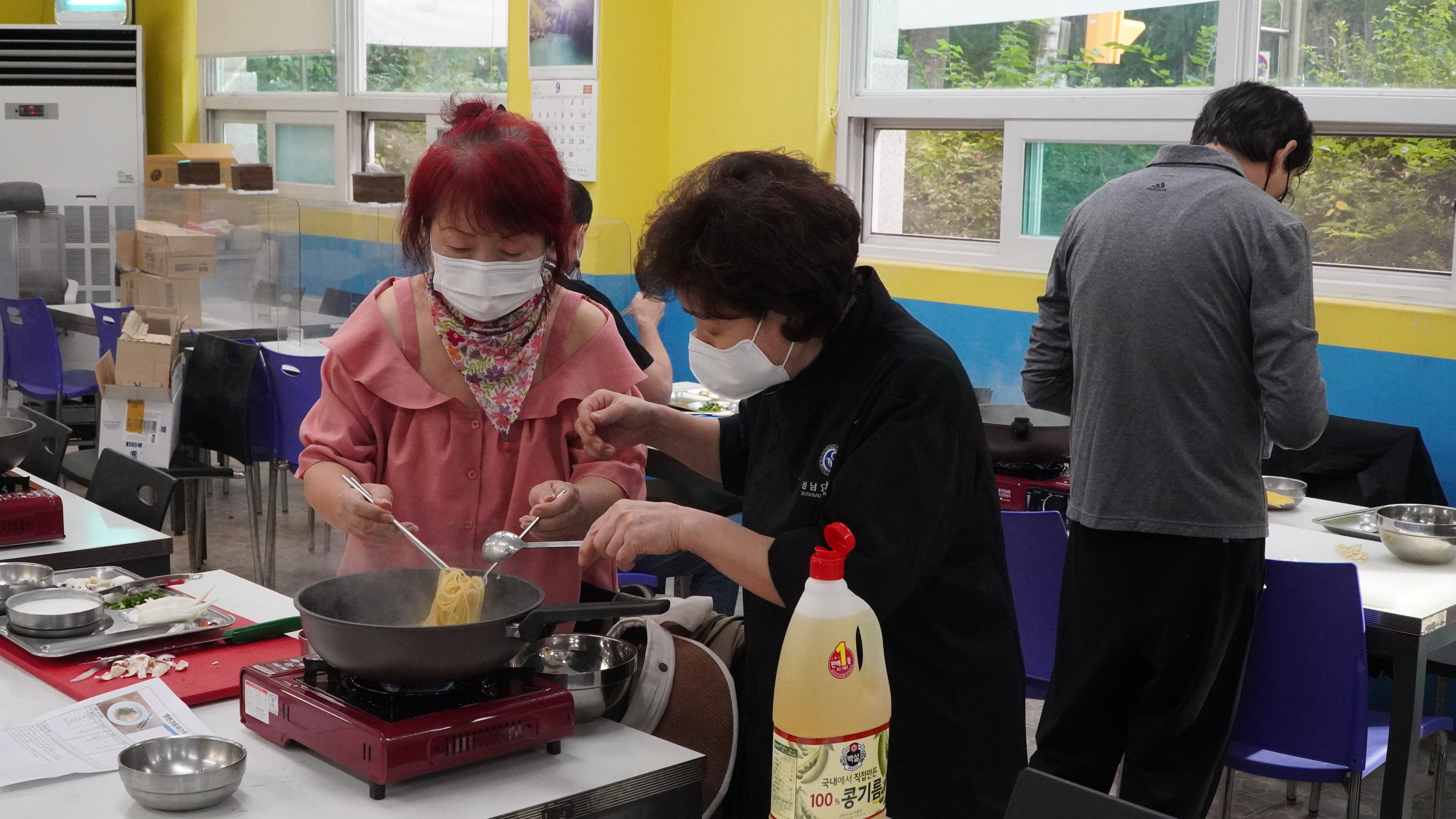 중간중간 점검도 해주시는 강사님!
참여자들은 더욱 열심히 요리를 하는 모습을 보여주셨습니다!