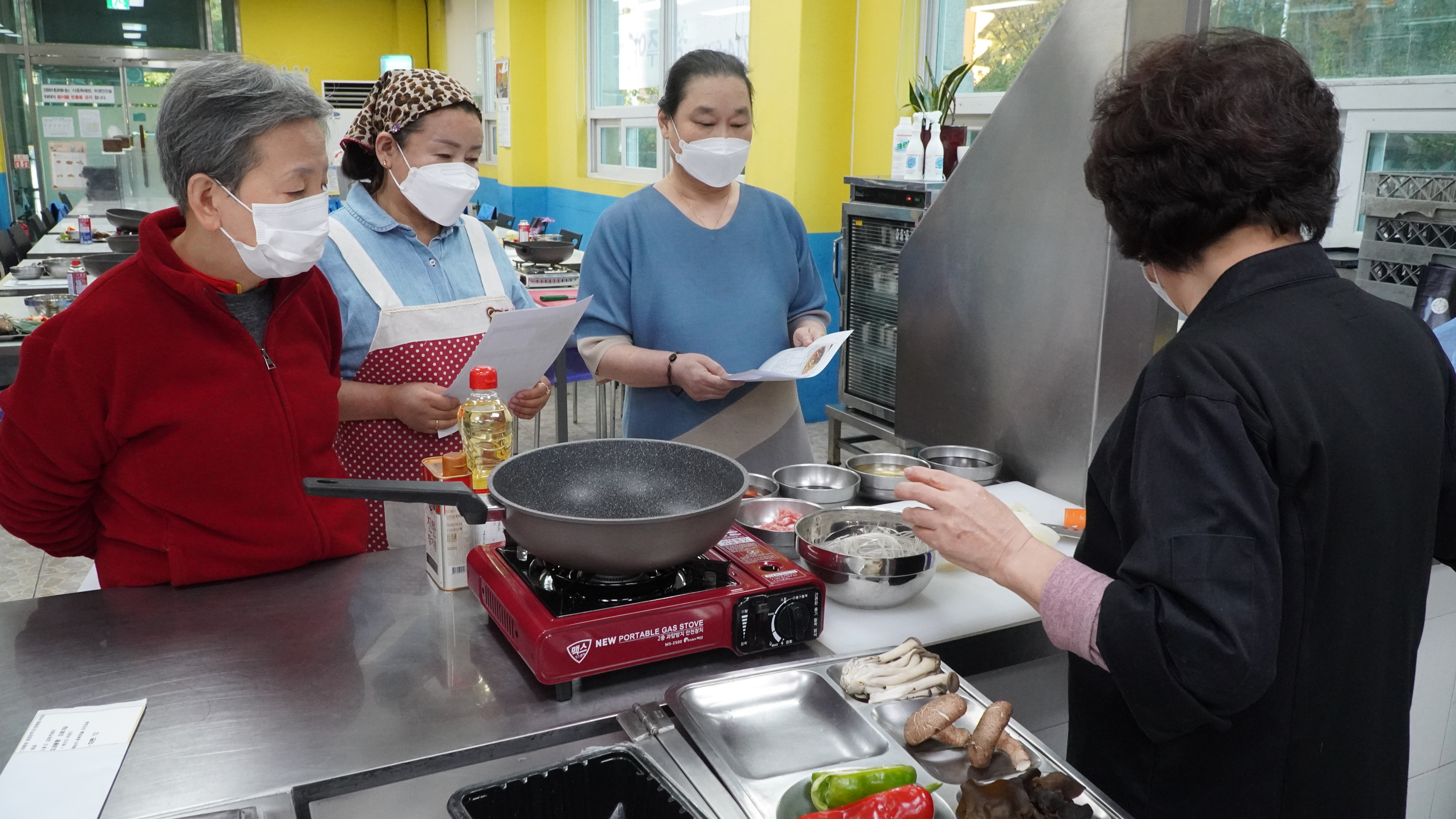 강사님의 조리시범을 열심히 보며 배우고 있는 청솔요리사의 모습입니다!